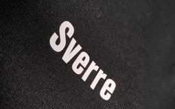 Zeige Details für Namensdruck Brust Bild von Namensdruck Brust